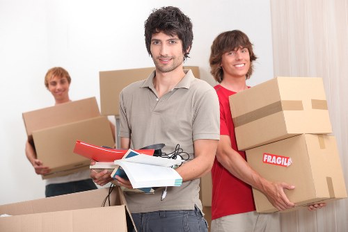 Secure moving team following a health and safety policy